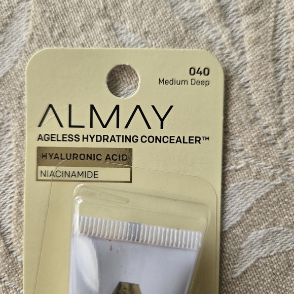 Almay Ageless Hydrating Liquid Concealer Hyaluronic Acid 040 Medium Deep - Picture 2 of 5